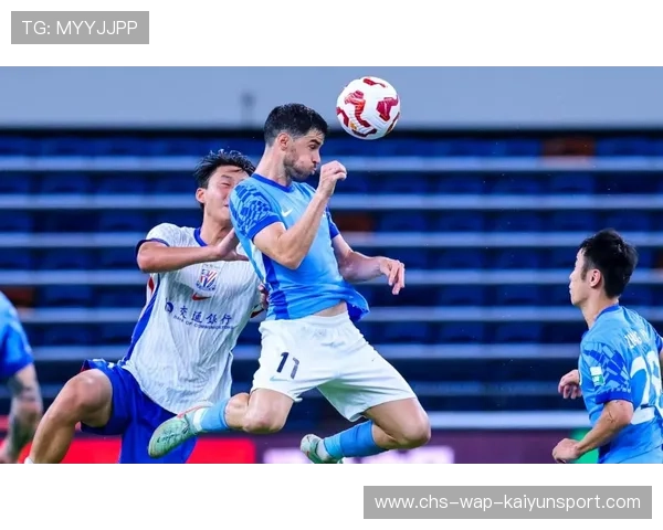 深圳新鹏城中场远距离直传，前锋插上形成打门